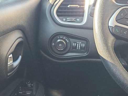 Used 2019 Jeep Renegade Latitude w/ Cold Weather Group image 13