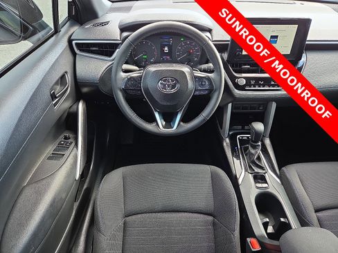 Used 2024 Toyota Corolla Cross SE image 11