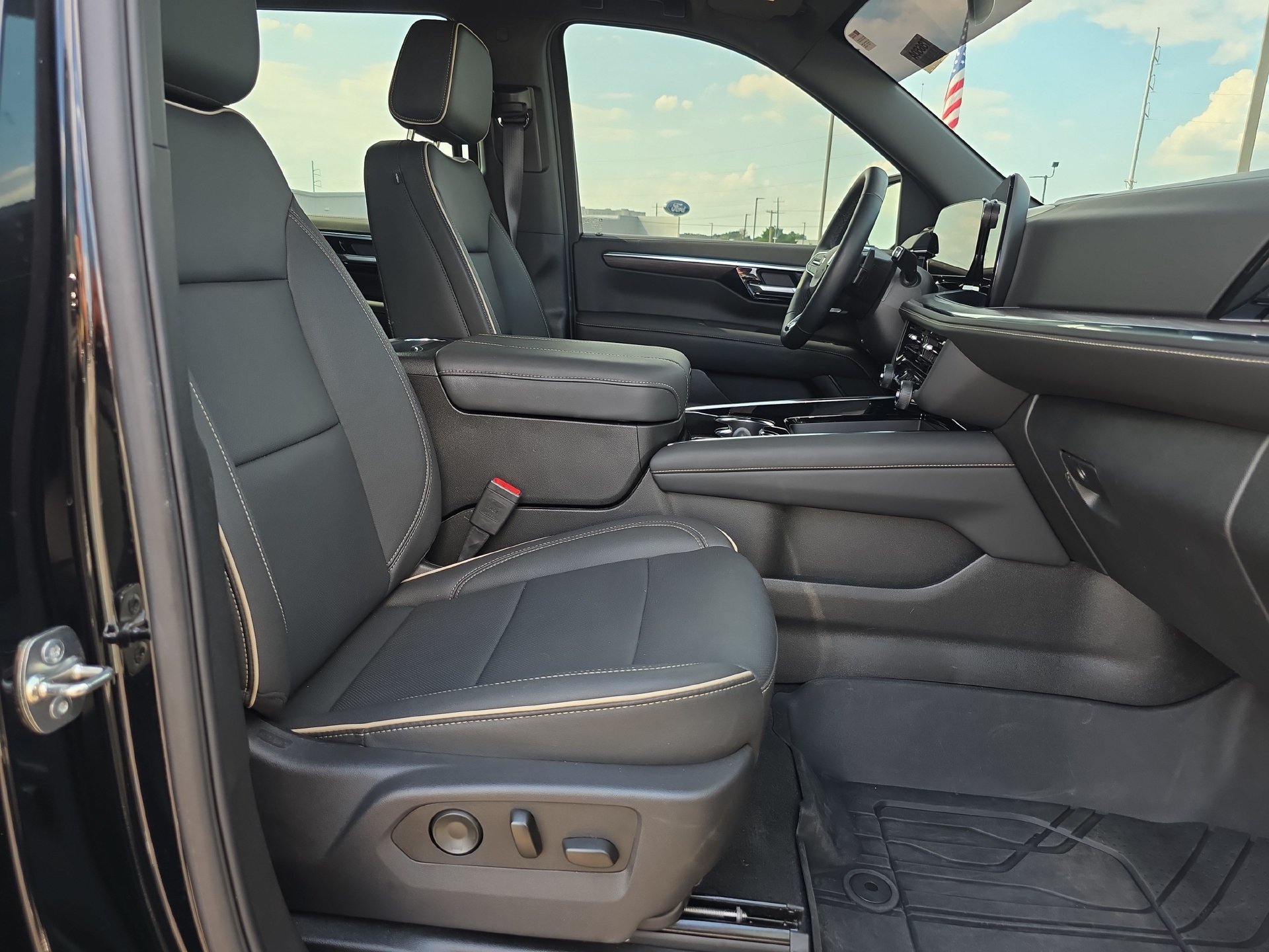 Used 2026 Chevrolet Suburban Premier w/ Sun And Tow Package RWD image 16