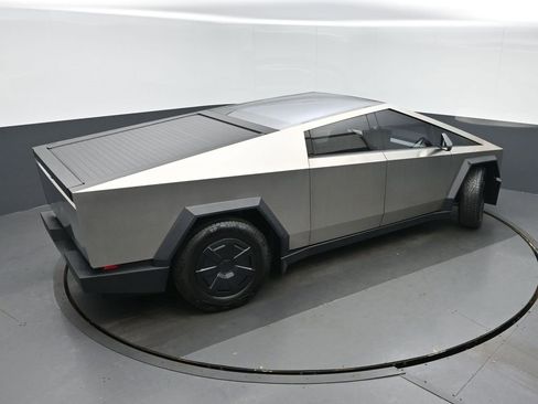 Used 2024 Tesla Cybertruck AWD Crew Cab image 34