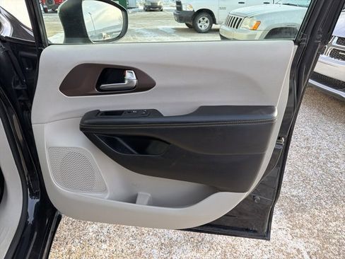 Used 2020 Chrysler Voyager Lxi image 38