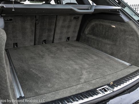 Used 2023 Bentley Bentayga Plug-In Hybrid image 15