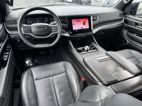 Used 2024 Jeep Wagoneer Series III image 2