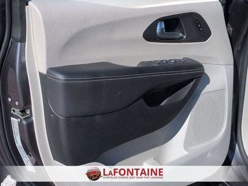 Used 2023 Chrysler Pacifica Touring-L FWD image 14