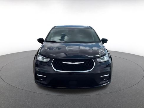 Used 2023 Chrysler Pacifica Touring-L FWD image 4