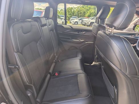Used 2023 Jeep Grand Cherokee Altitude AWD/4WD image 11