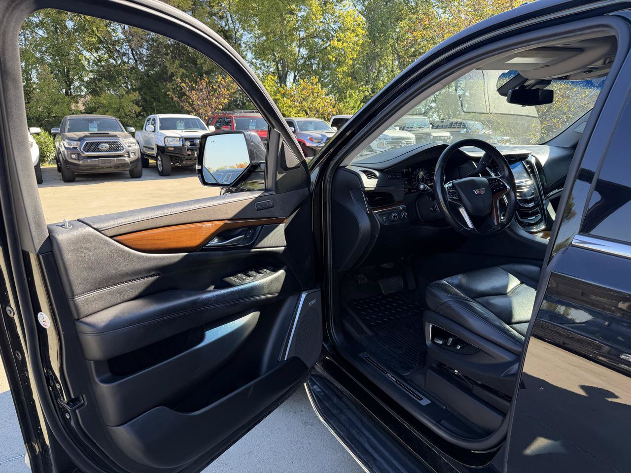Used 2020 Cadillac Escalade Luxury AWD/4WD image 10