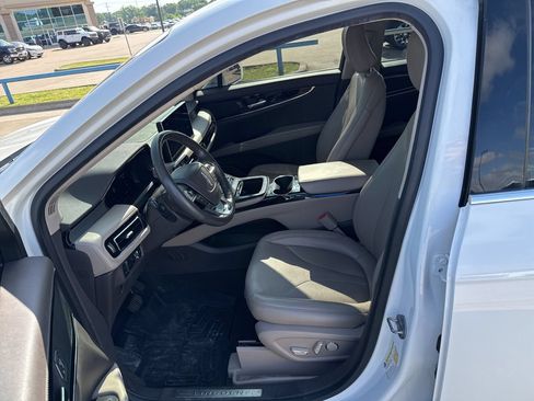 Used 2022 Lincoln Nautilus FWD w/ Premium Package image 19