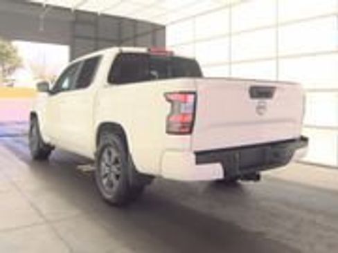 Used 2025 Nissan Frontier SV w/ SV Convenience Package RWD image 2