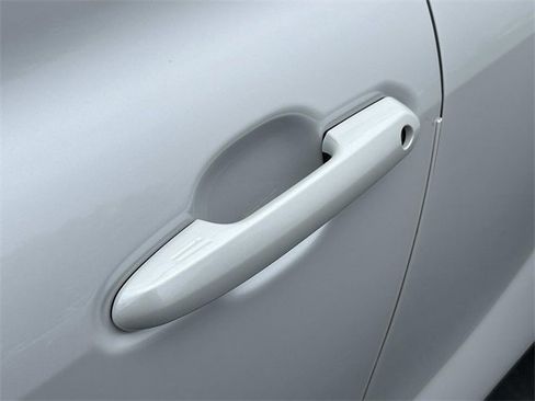 Used 2023 Toyota Highlander LE image 15