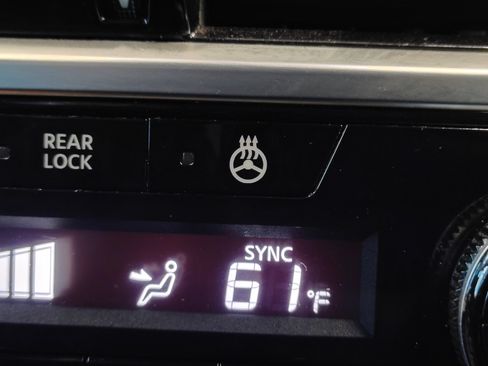 Used 2024 Nissan Pathfinder Platinum FWD image 28