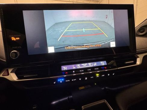 Used 2025 Toyota Sienna Limited image 9