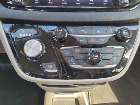 Used 2023 Chrysler Pacifica Touring-L FWD image 20