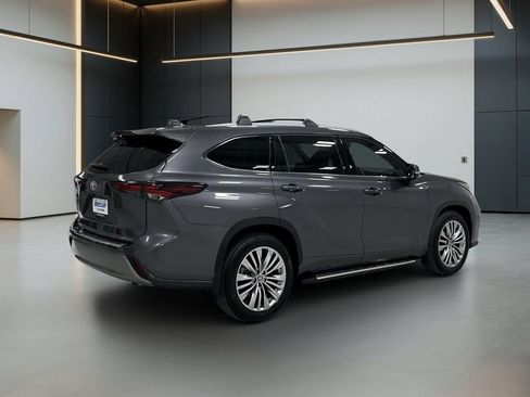 Used 2024 Toyota Highlander Platinum FWD image 6