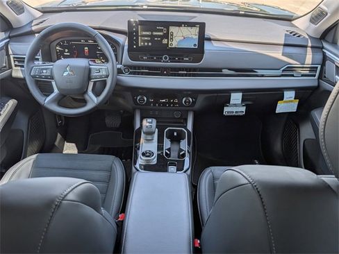 New 2025 Mitsubishi Outlander SE image 27