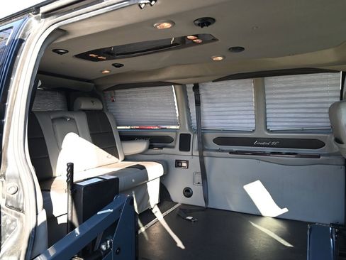 Used 2018 GMC Savana 2500 LS image 42