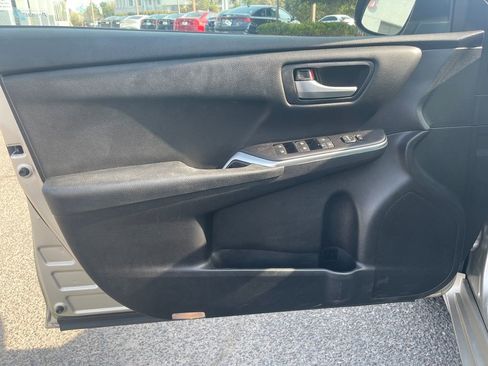 Used 2015 Toyota Camry SE w/ Moonroof Package image 15
