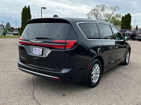 Used 2025 Chrysler Pacifica Select FWD image 5