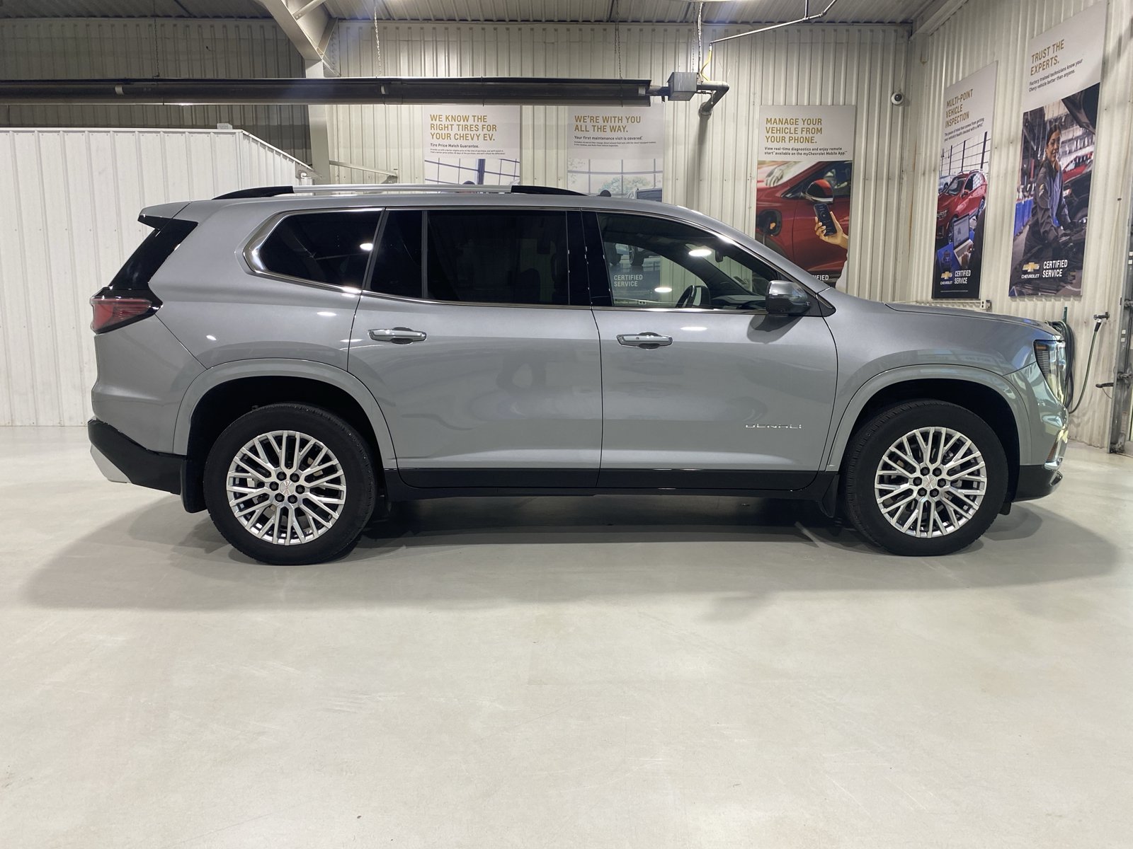 Used 2025 GMC Acadia Denali w/ LPO, Floor Liner Package AWD/4WD image 8