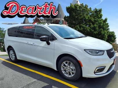 New 2025 Chrysler Pacifica Select