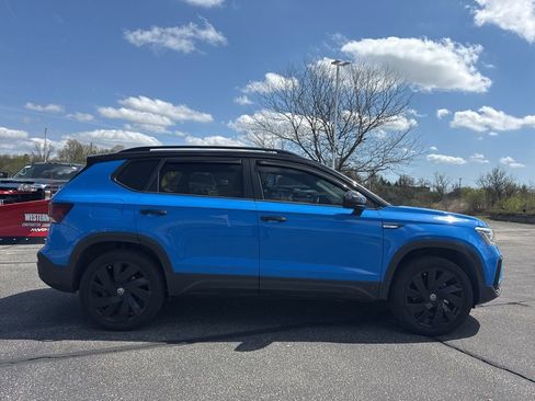 Used 2024 Volkswagen Taos SE AWD/4WD image 3