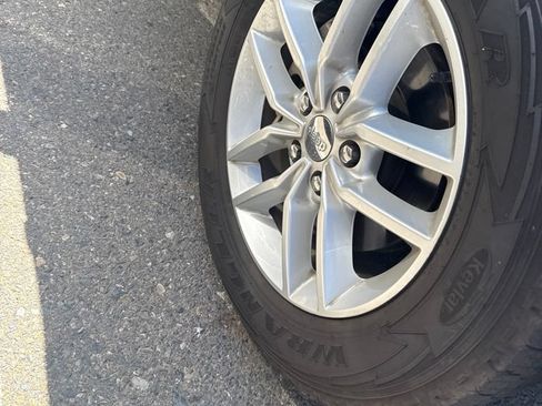 Used 2018 Jeep Grand Cherokee Overland AWD/4WD image 4