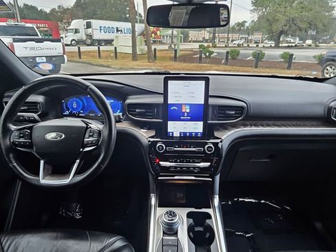 Used 2022 Ford Explorer Platinum w/ Equipment Group 601A image 11