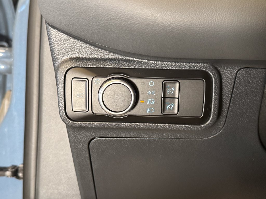 Used 2025 Ford Explorer Active AWD/4WD image 18