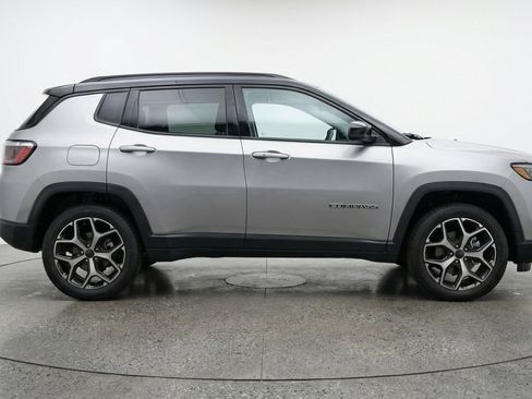 Used 2025 Jeep Compass Limited image 11