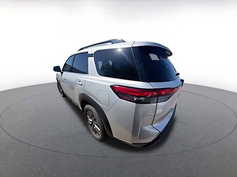 Used 2025 Nissan Pathfinder SV image 4