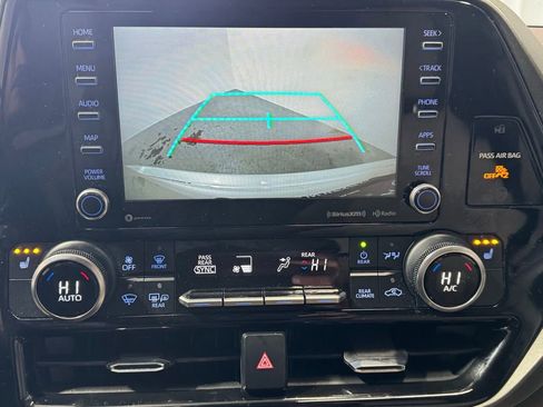 Used 2021 Toyota Highlander XLE image 13