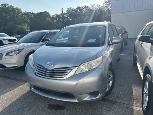 Used 2015 Toyota Sienna LE FWD image 1