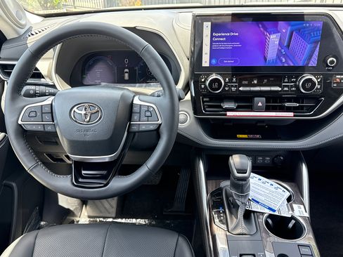 New 2026 Toyota Highlander Limited image 22