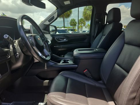 Used 2023 Chevrolet Suburban LT w/ Luxury Package RWD image 22