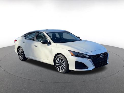 Used 2025 Nissan Altima 2.5 SV image 2