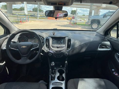 Used 2018 Chevrolet Cruze LT FWD image 12