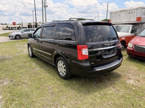 Used 2015 Chrysler Town & Country Touring FWD image 3