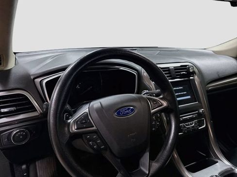 Used 2017 Ford Fusion SE w/ Fusion SE Technology Package FWD image 10