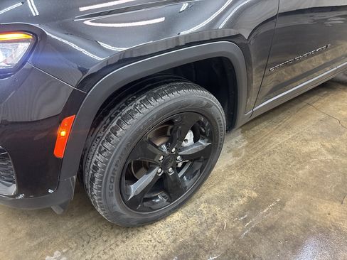 Used 2023 Jeep Grand Cherokee Limited w/ Black Appearance Package AWD/4WD image 11