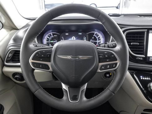 Used 2024 Chrysler Pacifica Limited FWD image 29