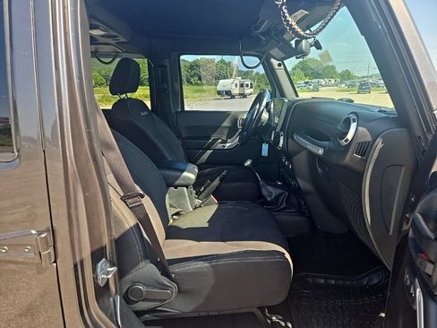 Used 2016 Jeep Wrangler Unlimited Sahara w/ Connectivity Group AWD/4WD image 21
