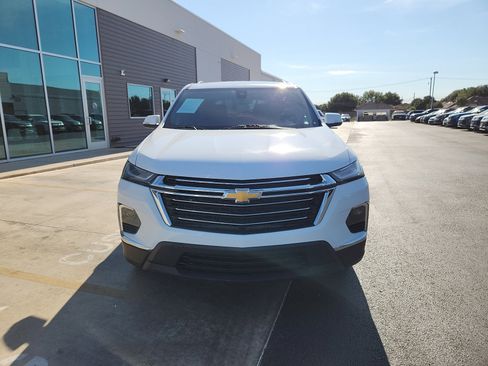 Used 2023 Chevrolet Traverse LT image 2