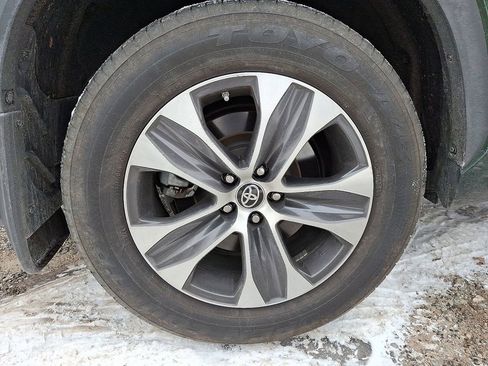 Used 2023 Toyota Highlander XLE image 10