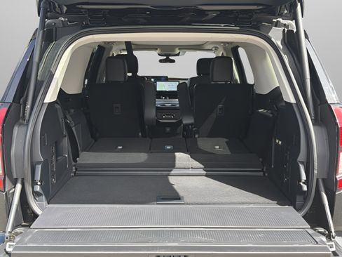 Used 2025 Ford Expedition Platinum image 37