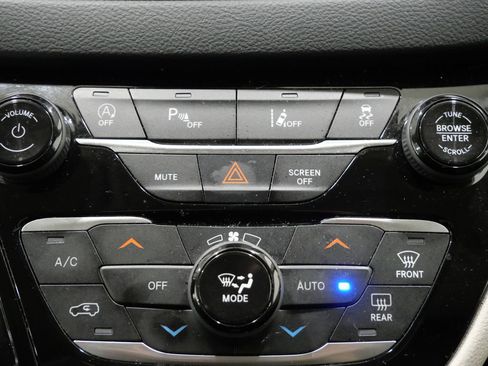 Used 2023 Chrysler Pacifica Touring-L FWD image 21