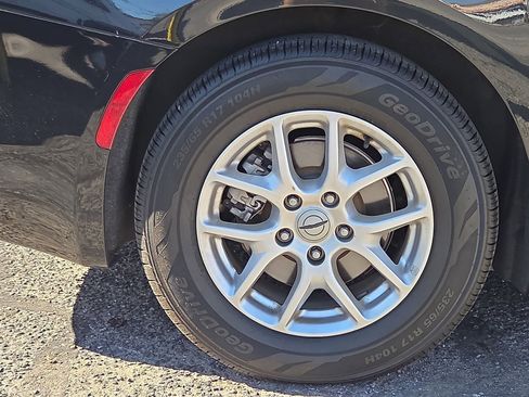 Used 2023 Chrysler Voyager LX image 5