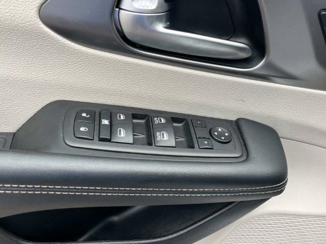 Used 2023 Chrysler Pacifica Touring-L FWD image 29