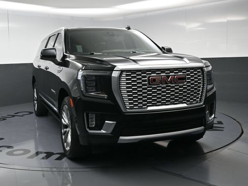 Used 2021 GMC Yukon XL Denali w/ Denali Premium Package AWD/4WD image 3