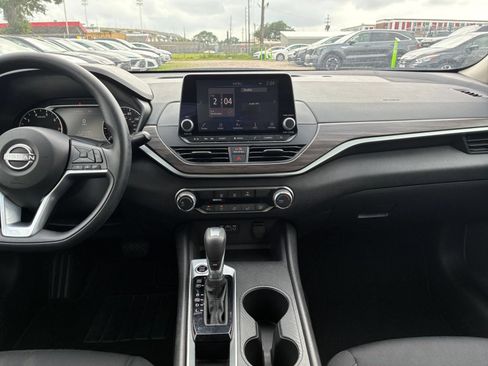 Used 2025 Nissan Altima 2.5 SV FWD image 14