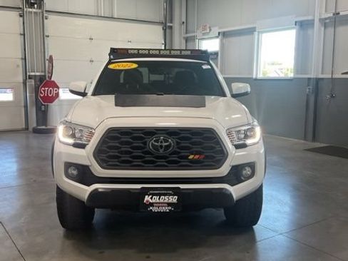 Used 2022 Toyota Tacoma TRD Off-Road w/ Technology Package AWD/4WD image 8